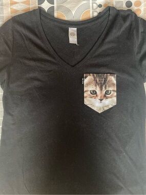 Black Cat Pocket V-Neck T-Shirt with Kitten Print